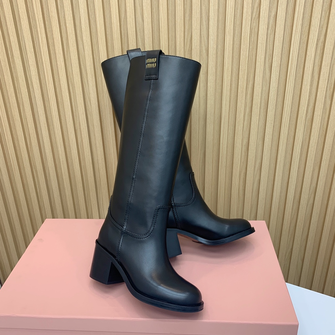 🔸MiuM*u🔸超大热走秀款。出现在各大时装杂志封面、各路明星、小红书博主着用，上脚尤为惊艳到你的一款，