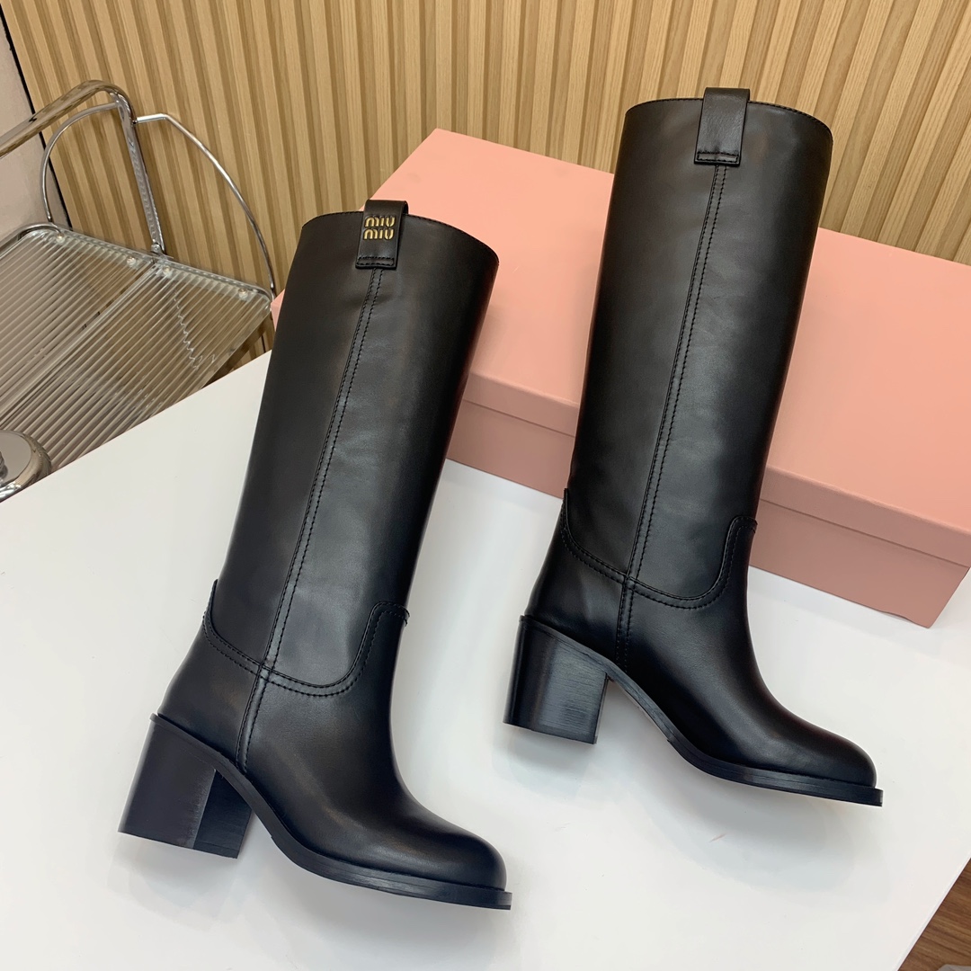 🔸MiuM*u🔸超大热走秀款。出现在各大时装杂志封面、各路明星、小红书博主着用，上脚尤为惊艳到你的一款，