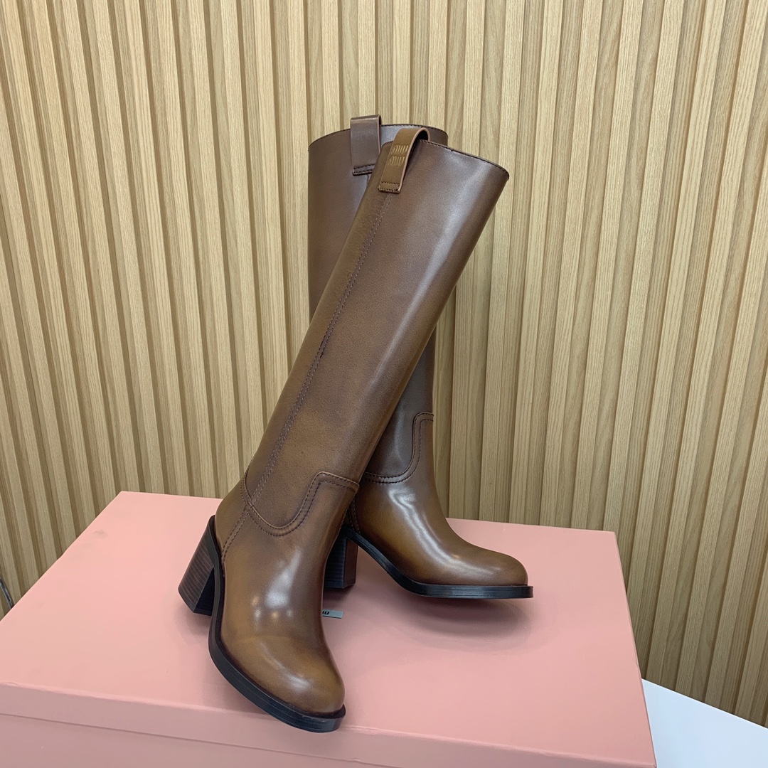 🔸MiuM*u🔸超大热走秀款。出现在各大时装杂志封面、各路明星、小红书博主着用，上脚尤为惊艳到你的一款，