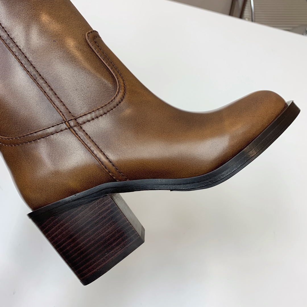 🔸MiuM*u🔸超大热走秀款。出现在各大时装杂志封面、各路明星、小红书博主着用，上脚尤为惊艳到你的一款，