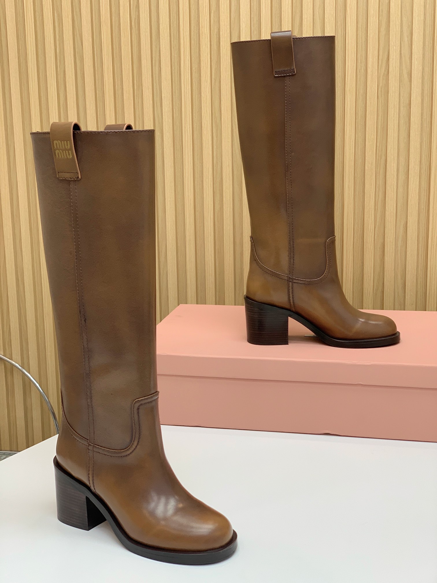 🔸MiuM*u🔸超大热走秀款。出现在各大时装杂志封面、各路明星、小红书博主着用，上脚尤为惊艳到你的一款，