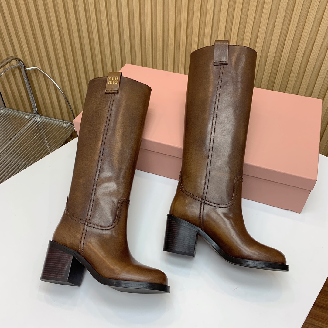 🔸MiuM*u🔸超大热走秀款。出现在各大时装杂志封面、各路明星、小红书博主着用，上脚尤为惊艳到你的一款，