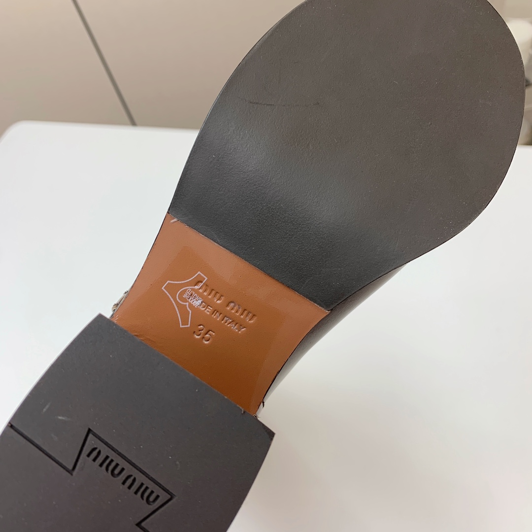 🔸MiuM*u🔸超大热走秀款。出现在各大时装杂志封面、各路明星、小红书博主着用，上脚尤为惊艳到你的一款，