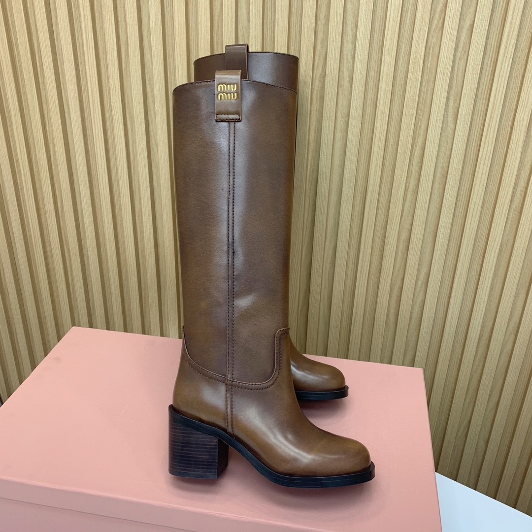 🔸MiuM*u🔸超大热走秀款。出现在各大时装杂志封面、各路明星、小红书博主着用，上脚尤为惊艳到你的一款，