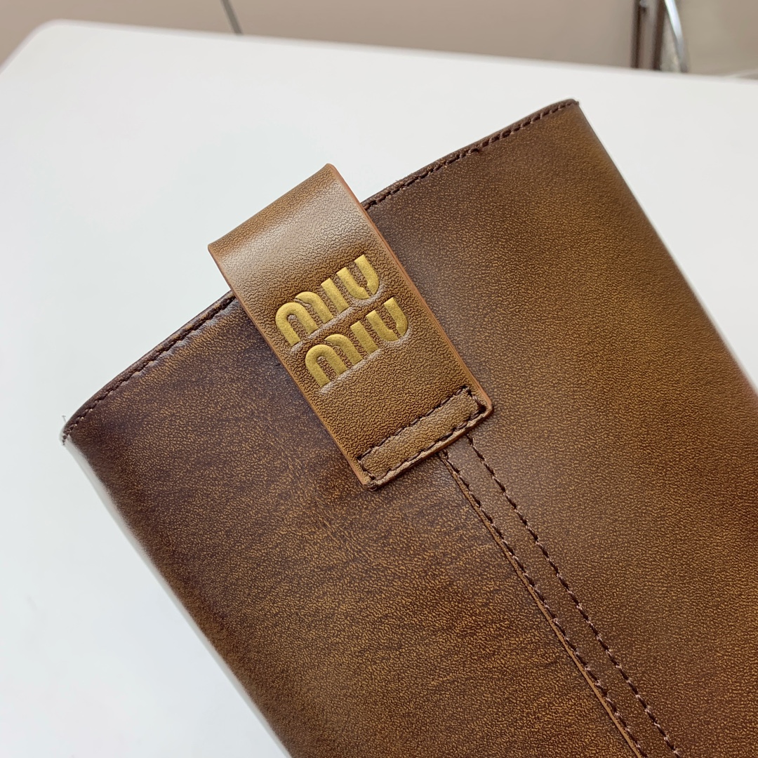 🔸MiuM*u🔸超大热走秀款。出现在各大时装杂志封面、各路明星、小红书博主着用，上脚尤为惊艳到你的一款，