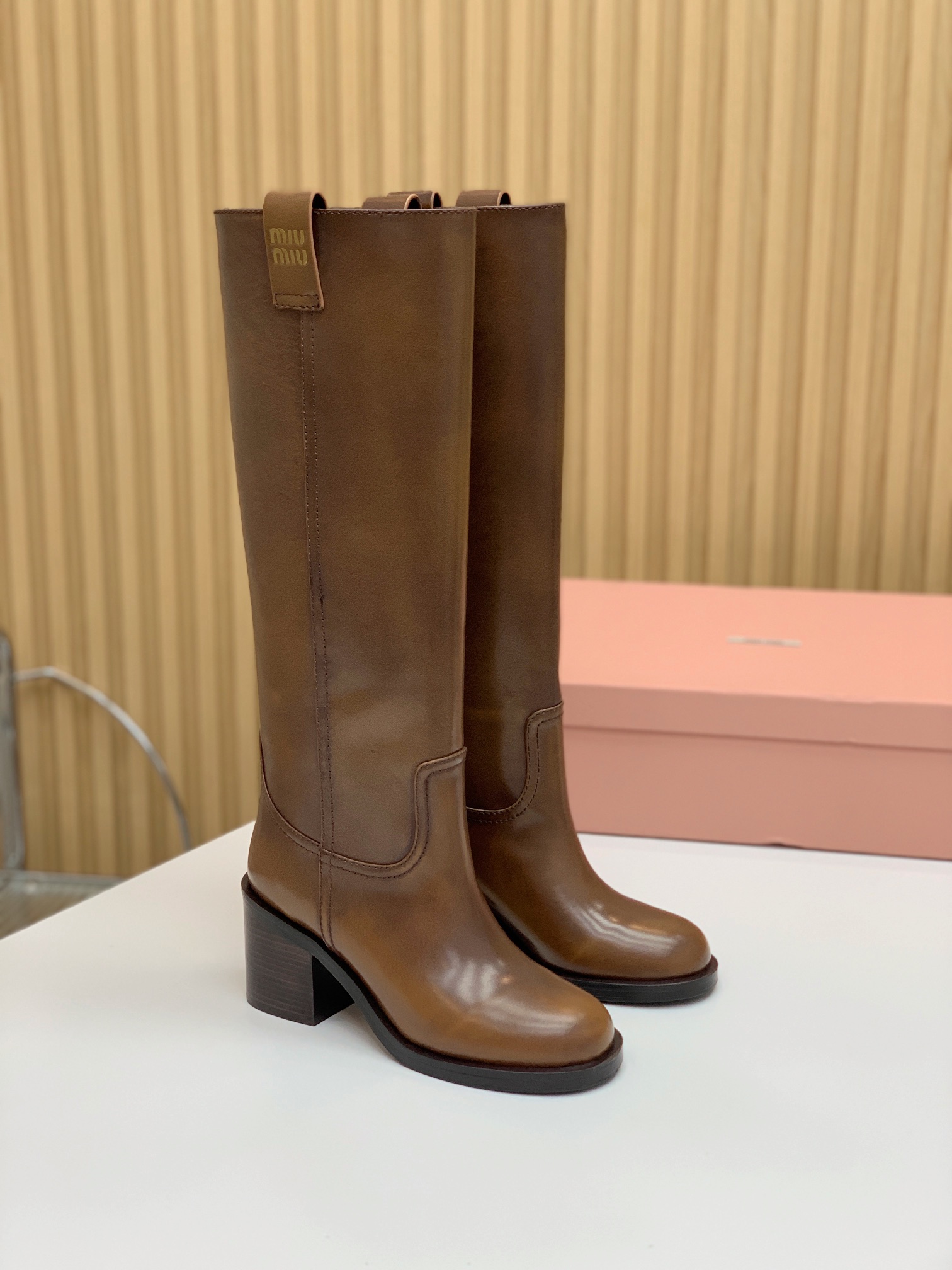 🔸MiuM*u🔸超大热走秀款。出现在各大时装杂志封面、各路明星、小红书博主着用，上脚尤为惊艳到你的一款，