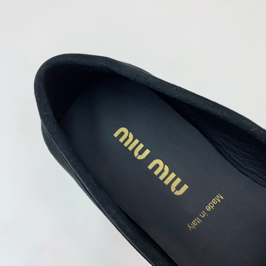 🔸MiuM*u🔸钱币鞋乐福鞋。牛反绒饰有硬币与压花Miu徽标，彰显别具一格的经典格调。上脚非常舒服。搭配