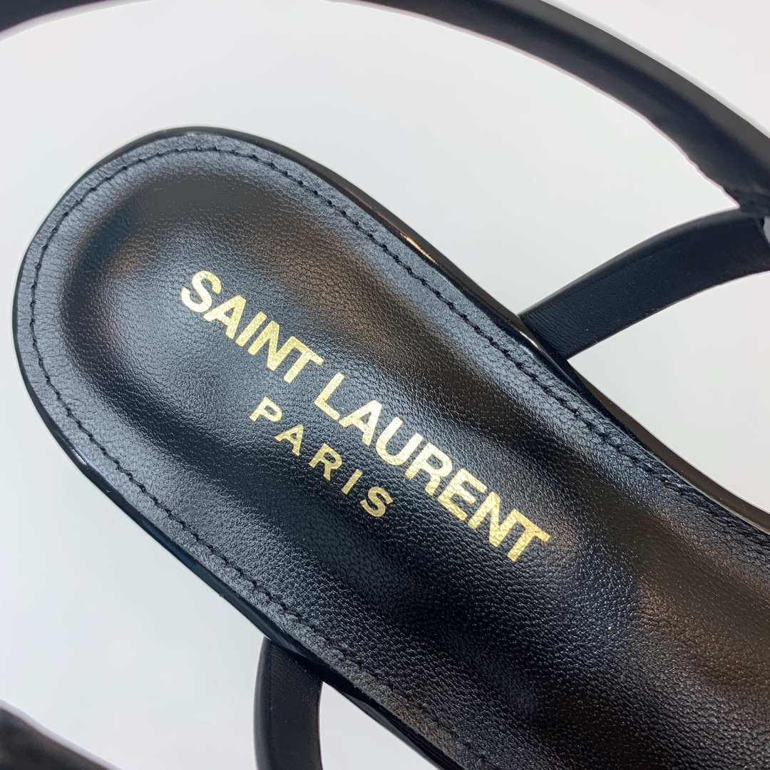 SAINTLAUREN*字母扣平底凉鞋整个版型包括金属制品等细节别具一格让人眼前一亮黑色版型显白显瘦鞋面