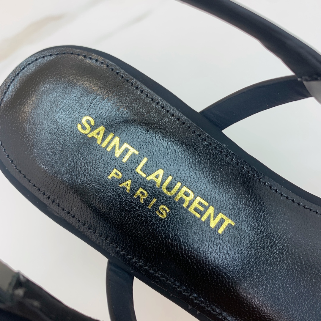 SAINTLAUREN*字母扣平底凉鞋整个版型包括金属制品等细节别具一格让人眼前一亮黑色版型显白显瘦鞋面