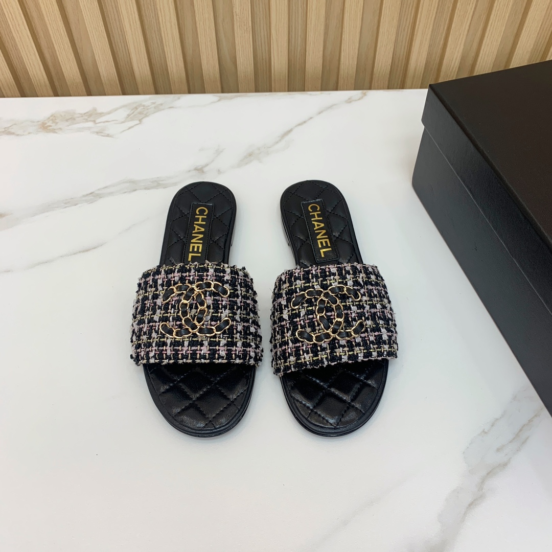 NO:388630,Chan*l diamond double C chain slippers. Classic diamond chain element design, strong medium and classical atmosphere. Custom imported lambskin with genuine leather sole. Size 35-41 (40, 41 custom made without return and exchange) batch, slippers, chanel, slippers, sheepskin, Leather soles19860909Chan*l菱格双C链条拖鞋.经典菱格链条元素设计,浓浓的中古典雅气息.鞋面定制进口小羊皮,真皮大底. 码数35-41（40、41定制不退换） 批,拖鞋,chanel,slippers,sheepskin,Leather soles,Women's Shoes