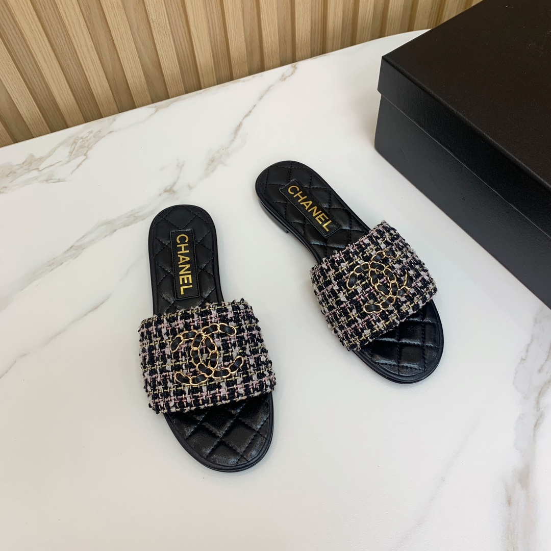 🔸Chan*l🔸菱格双C链条拖鞋。经典菱格链条元素设计，浓浓的中古典雅气息。鞋面定制进口小羊皮，真皮大底