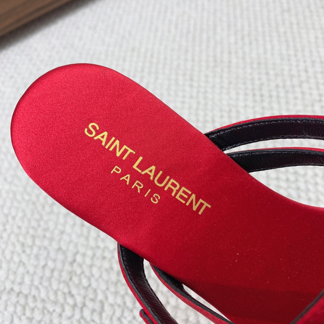 SAINTLAUREN*真丝平底拖鞋整个版型包括金属制品等细节别具一格让人眼前一亮鞋面真丝真皮大底码数3