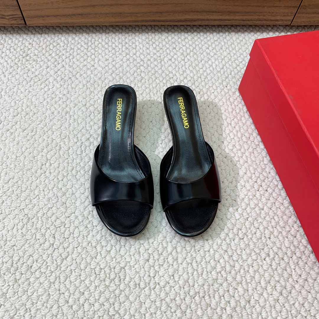 NO:388610,Salvator* Ferragam* slippers. The upper is made of cowhide, sheepskin lining and footrest. Italian imported genuine leather sole size 35-39 (40 and 41 custom made without return and exchange) batch, slippers, louis vuitton, ferragamo, slippers, cowhide, sheepskin, Leather soles19860909Salvator* Ferragam*拖鞋.鞋面采用牛皮、羊皮内里及垫脚.意大利进口真皮大底 码数35-39（40、41定制不退换） 批,拖鞋,louis vuitton,ferragamo,slippers,cowhide,sheepskin,Leather soles,Women's Shoes