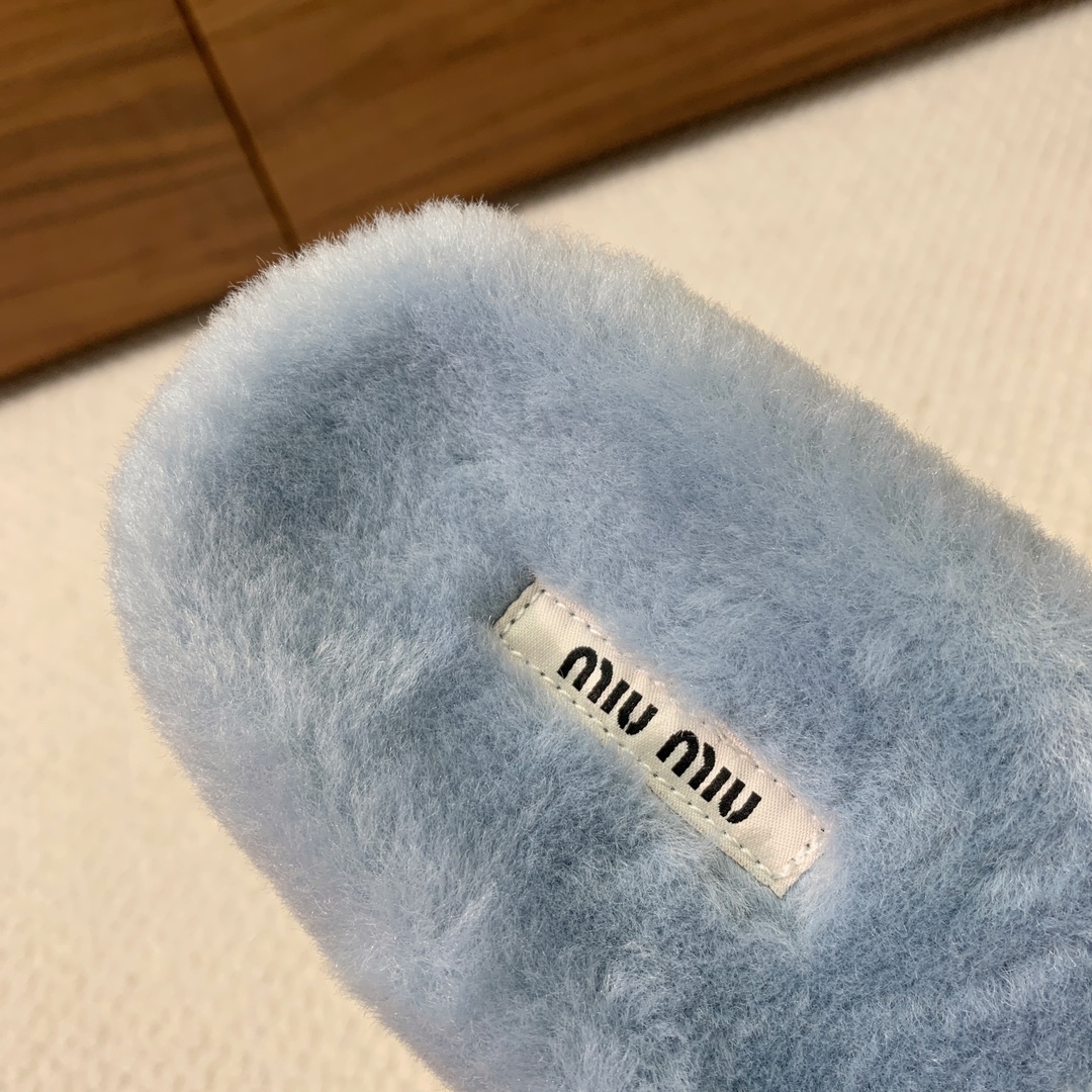 MiuMiu*明星同款平底居家毛毛拖鞋出现在各大时装杂志封面闭眼入都是不会后悔上脚非常舒服超舒适鞋面进口