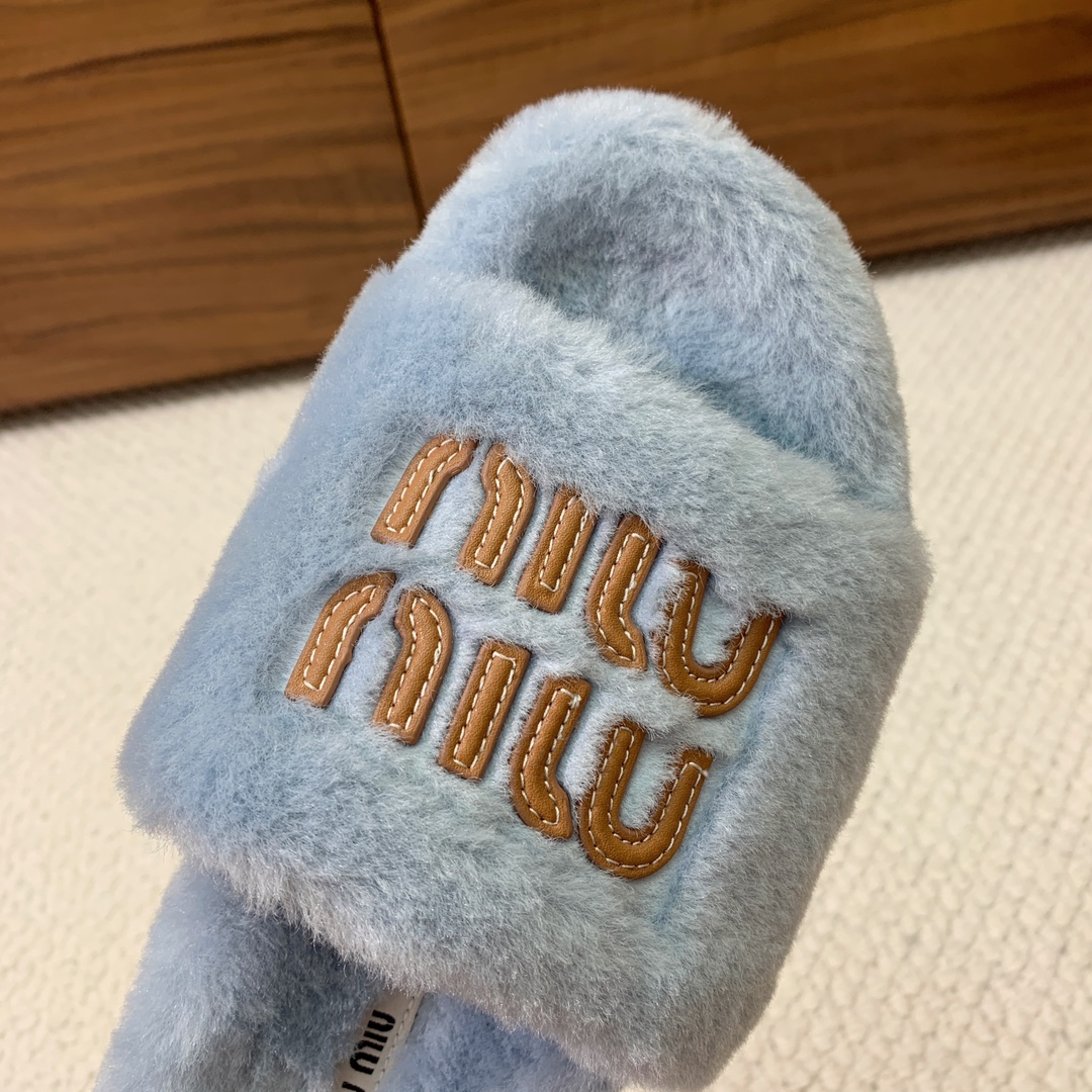 MiuMiu*明星同款平底居家毛毛拖鞋出现在各大时装杂志封面闭眼入都是不会后悔上脚非常舒服超舒适鞋面进口