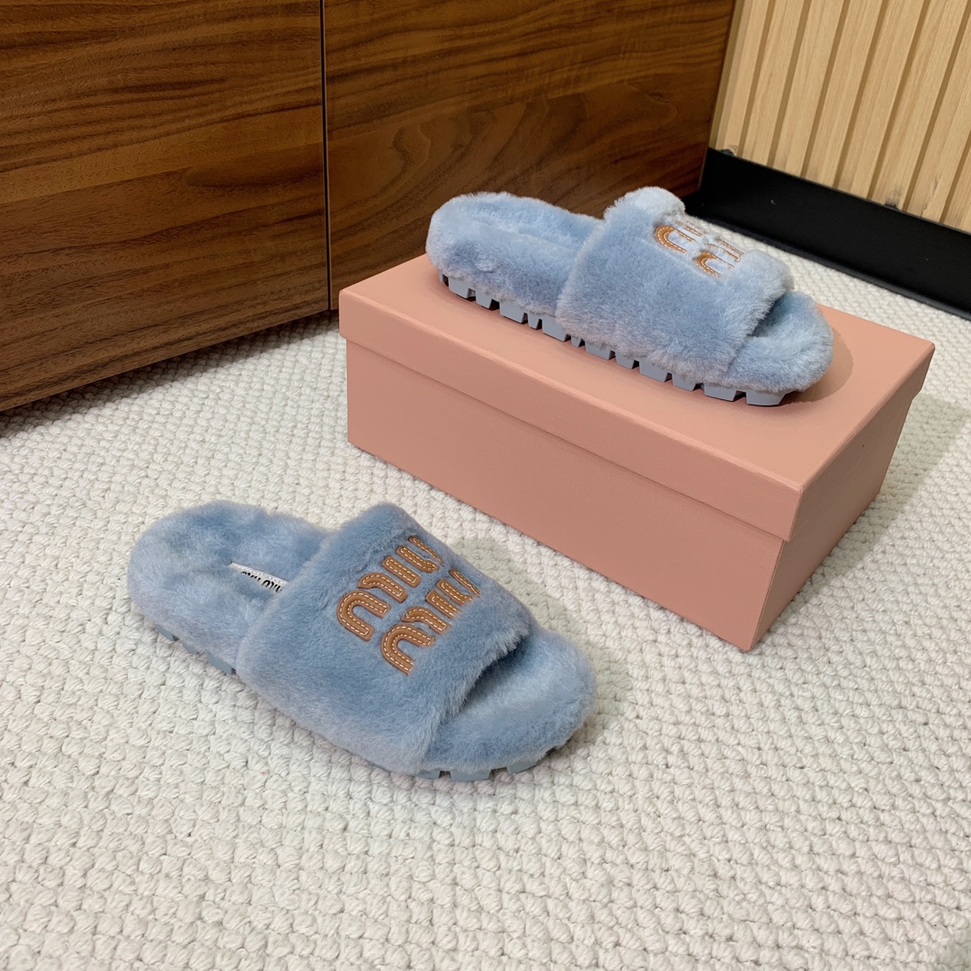 MiuMiu*明星同款平底居家毛毛拖鞋出现在各大时装杂志封面闭眼入都是不会后悔上脚非常舒服超舒适鞋面进口