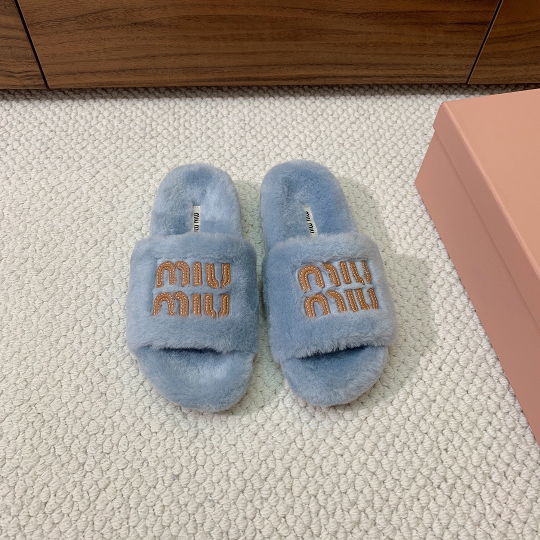 MiuMiu*明星同款平底居家毛毛拖鞋出现在各大时装杂志封面闭眼入都是不会后悔上脚非常舒服超舒适鞋面进口