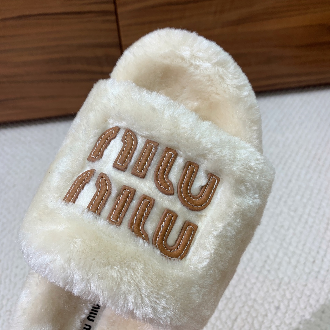 MiuMiu*明星同款平底居家毛毛拖鞋出现在各大时装杂志封面闭眼入都是不会后悔上脚非常舒服超舒适鞋面进口