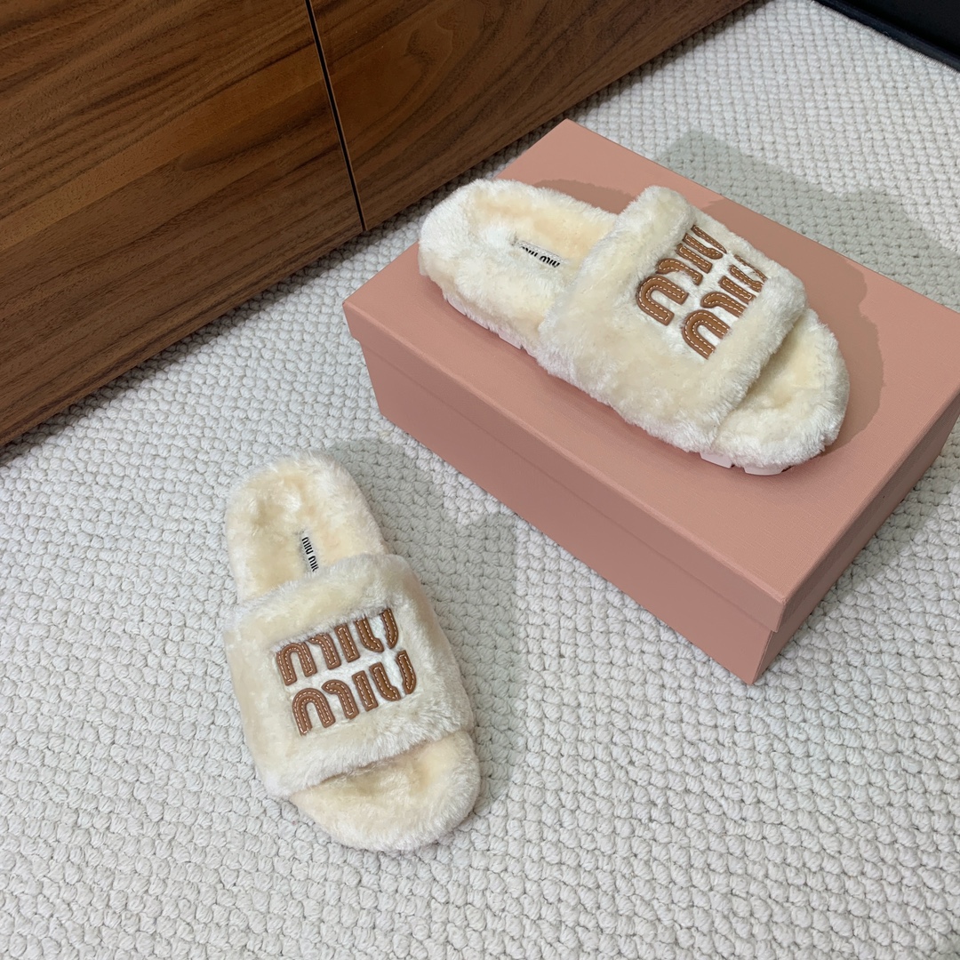 MiuMiu*明星同款平底居家毛毛拖鞋出现在各大时装杂志封面闭眼入都是不会后悔上脚非常舒服超舒适鞋面进口