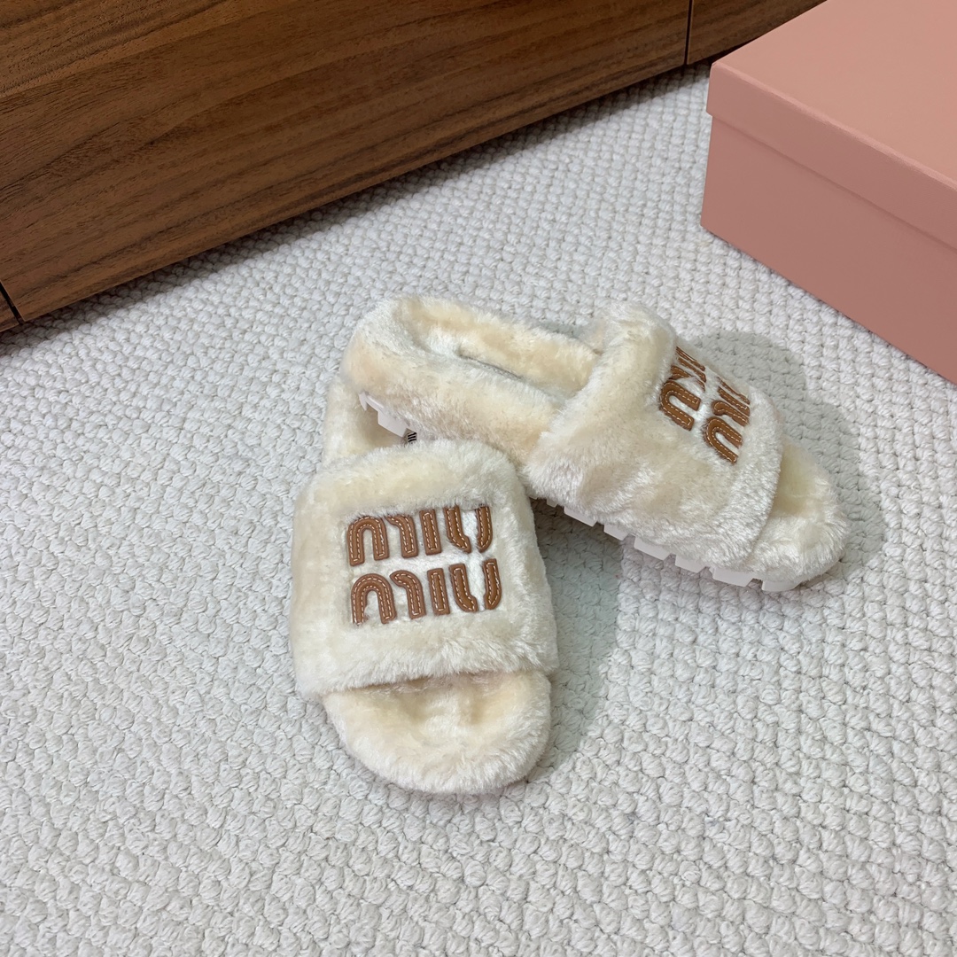 MiuMiu*明星同款平底居家毛毛拖鞋出现在各大时装杂志封面闭眼入都是不会后悔上脚非常舒服超舒适鞋面进口