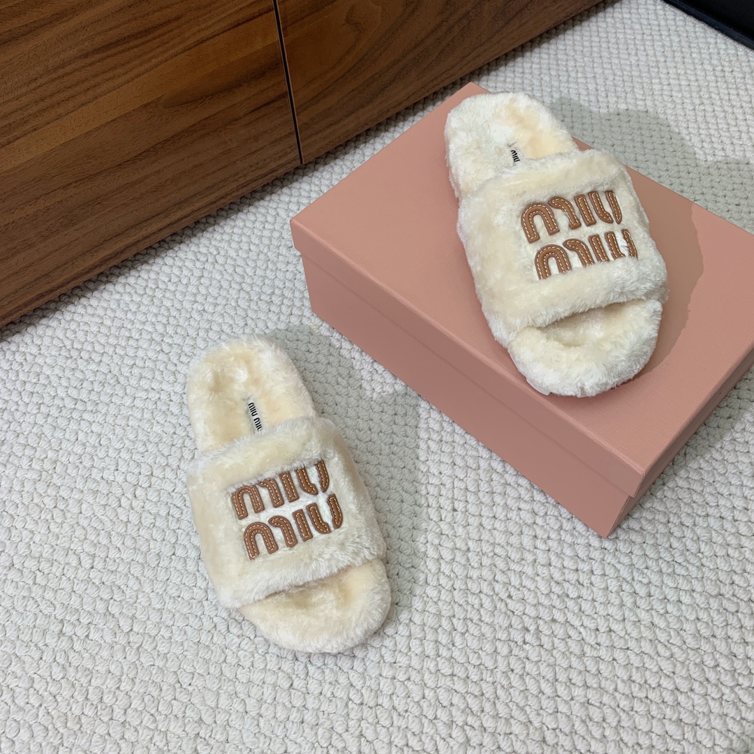 MiuMiu*明星同款平底居家毛毛拖鞋出现在各大时装杂志封面闭眼入都是不会后悔上脚非常舒服超舒适鞋面进口