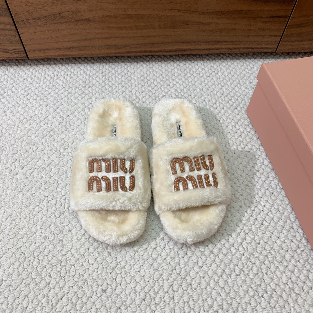 MiuMiu*明星同款平底居家毛毛拖鞋出现在各大时装杂志封面闭眼入都是不会后悔上脚非常舒服超舒适鞋面进口