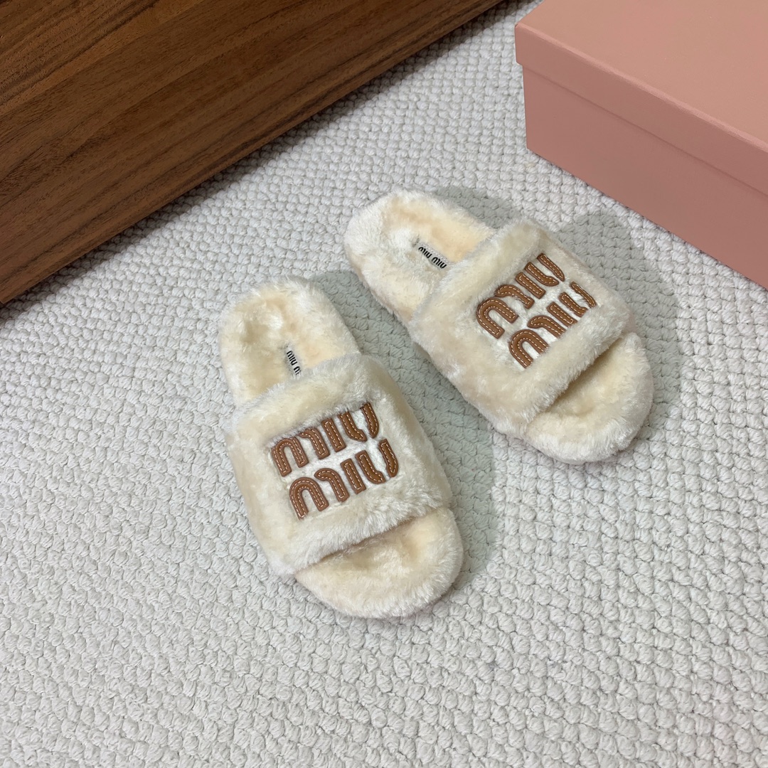 MiuMiu*明星同款平底居家毛毛拖鞋出现在各大时装杂志封面闭眼入都是不会后悔上脚非常舒服超舒适鞋面进口