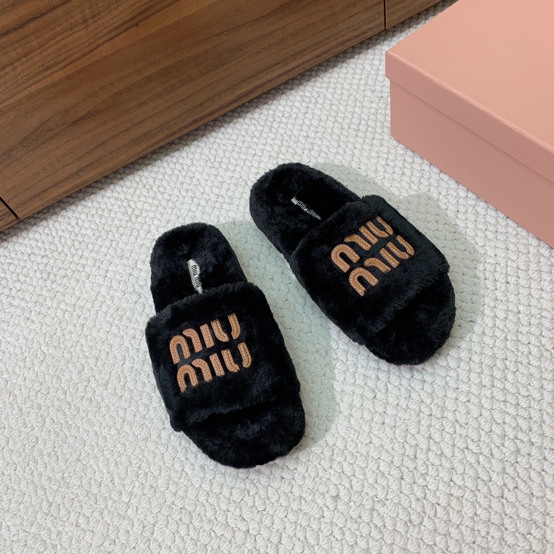 MiuMiu*明星同款平底居家毛毛拖鞋出现在各大时装杂志封面闭眼入都是不会后悔上脚非常舒服超舒适鞋面进口