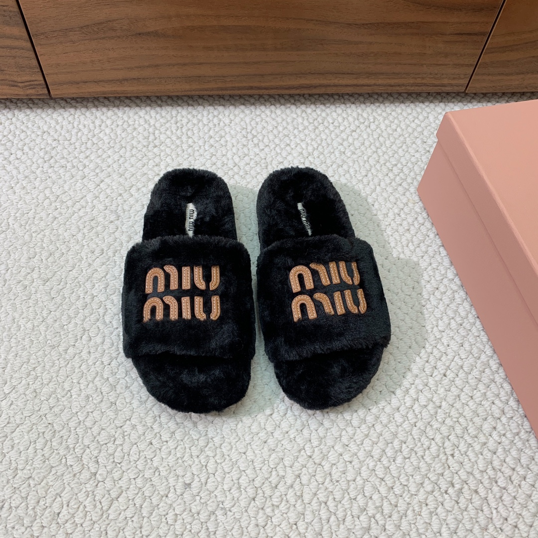 MiuMiu*明星同款平底居家毛毛拖鞋出现在各大时装杂志封面闭眼入都是不会后悔上脚非常舒服超舒适鞋面进口