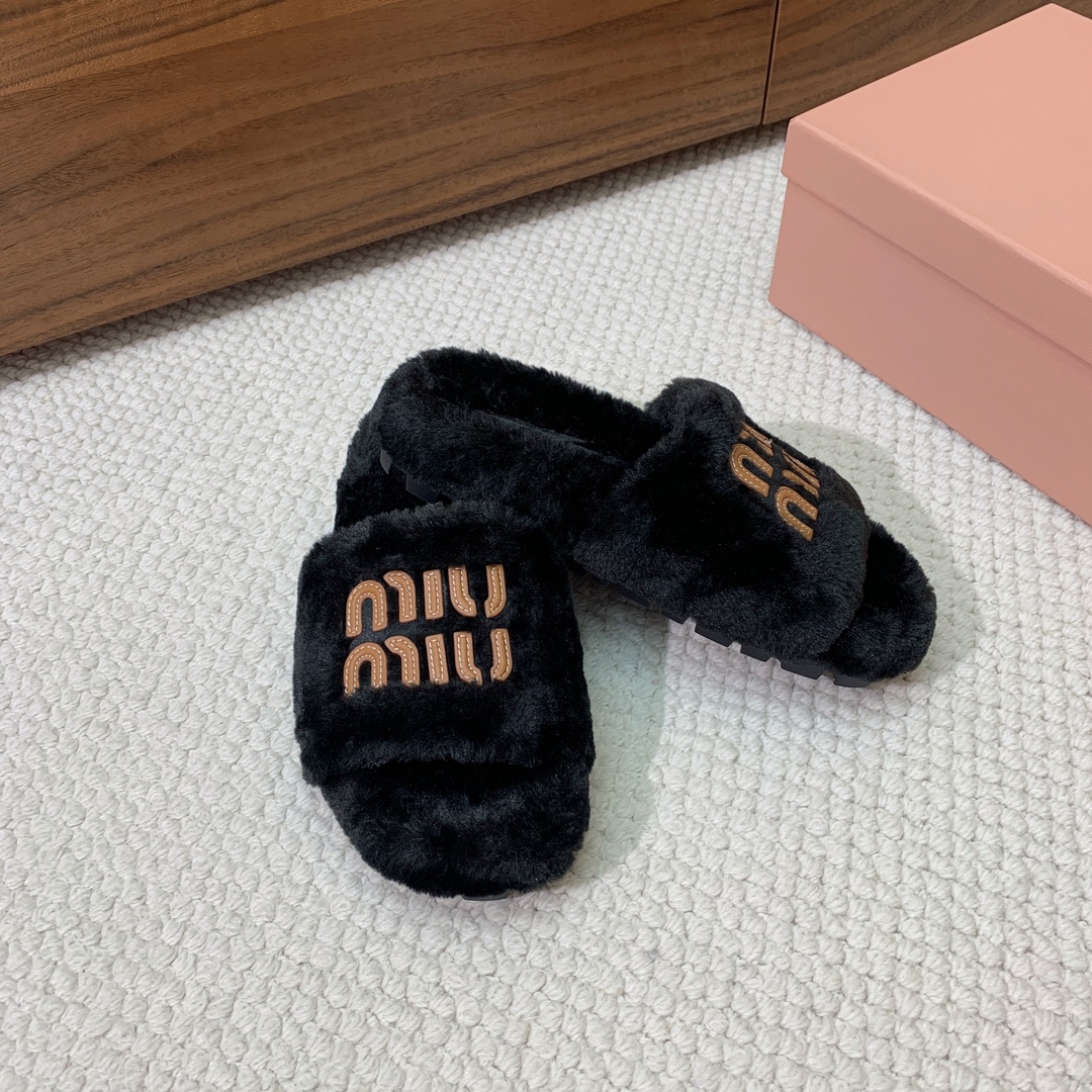 MiuMiu*明星同款平底居家毛毛拖鞋出现在各大时装杂志封面闭眼入都是不会后悔上脚非常舒服超舒适鞋面进口