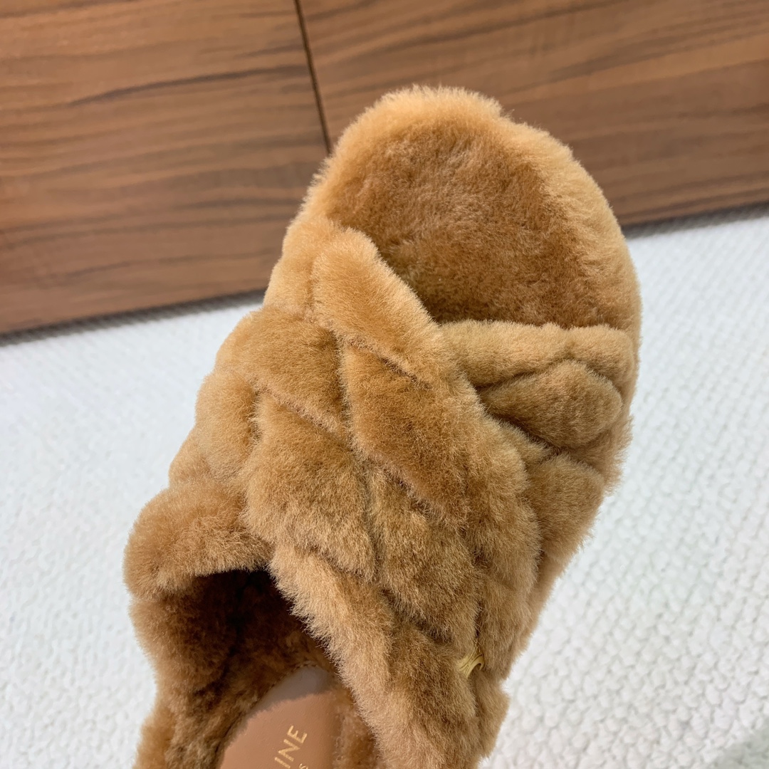 🔸CELI*E🔸羊毛拖鞋。毛茸茸的羊毛是选用欧洲进口A级羊毛，我们做到与原版一致满鞋全部采用纯羊毛，一点