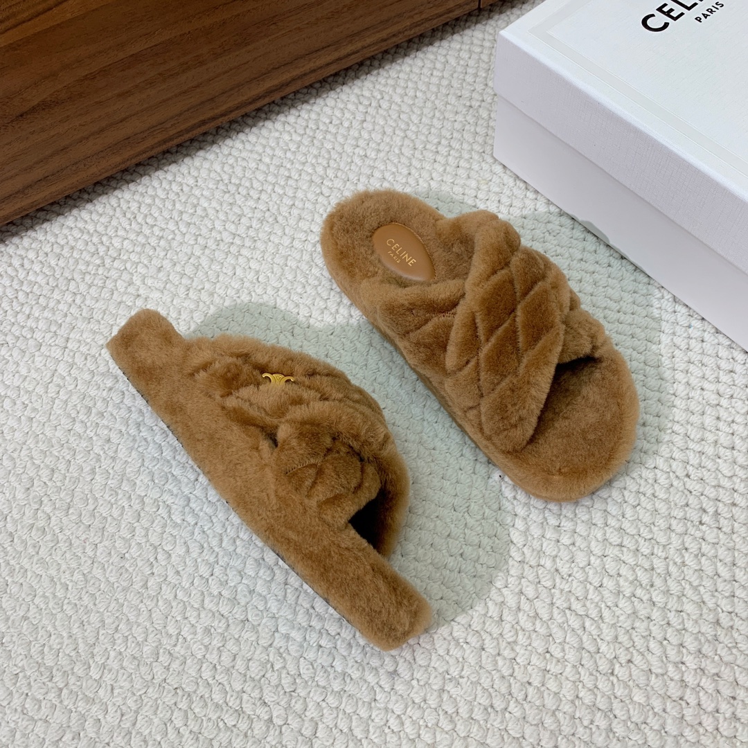 🔸CELI*E🔸羊毛拖鞋。毛茸茸的羊毛是选用欧洲进口A级羊毛，我们做到与原版一致满鞋全部采用纯羊毛，一点