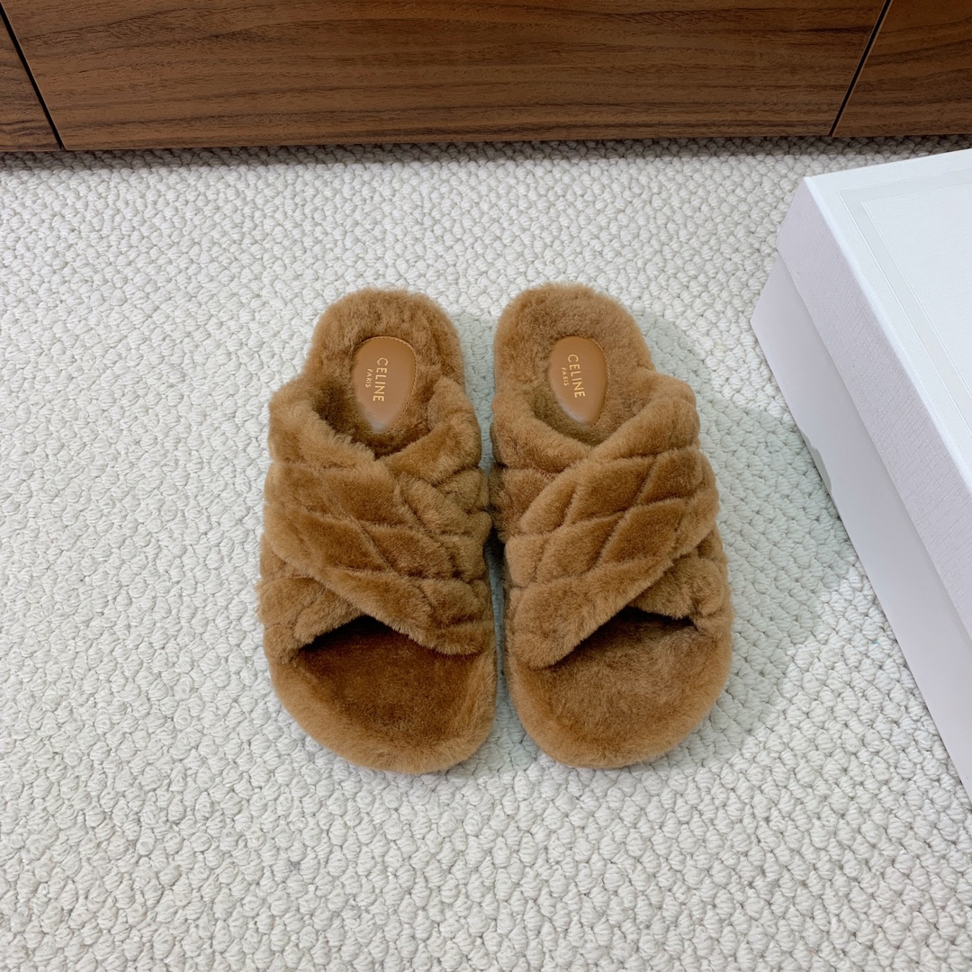 🔸CELI*E🔸羊毛拖鞋。毛茸茸的羊毛是选用欧洲进口A级羊毛，我们做到与原版一致满鞋全部采用纯羊毛，一点