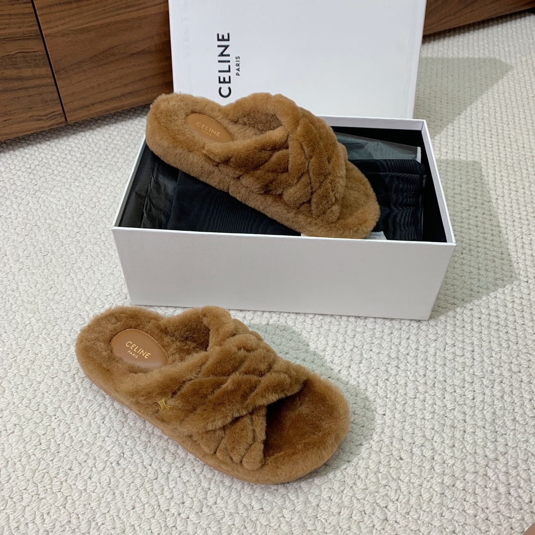 🔸CELI*E🔸羊毛拖鞋。毛茸茸的羊毛是选用欧洲进口A级羊毛，我们做到与原版一致满鞋全部采用纯羊毛，一点