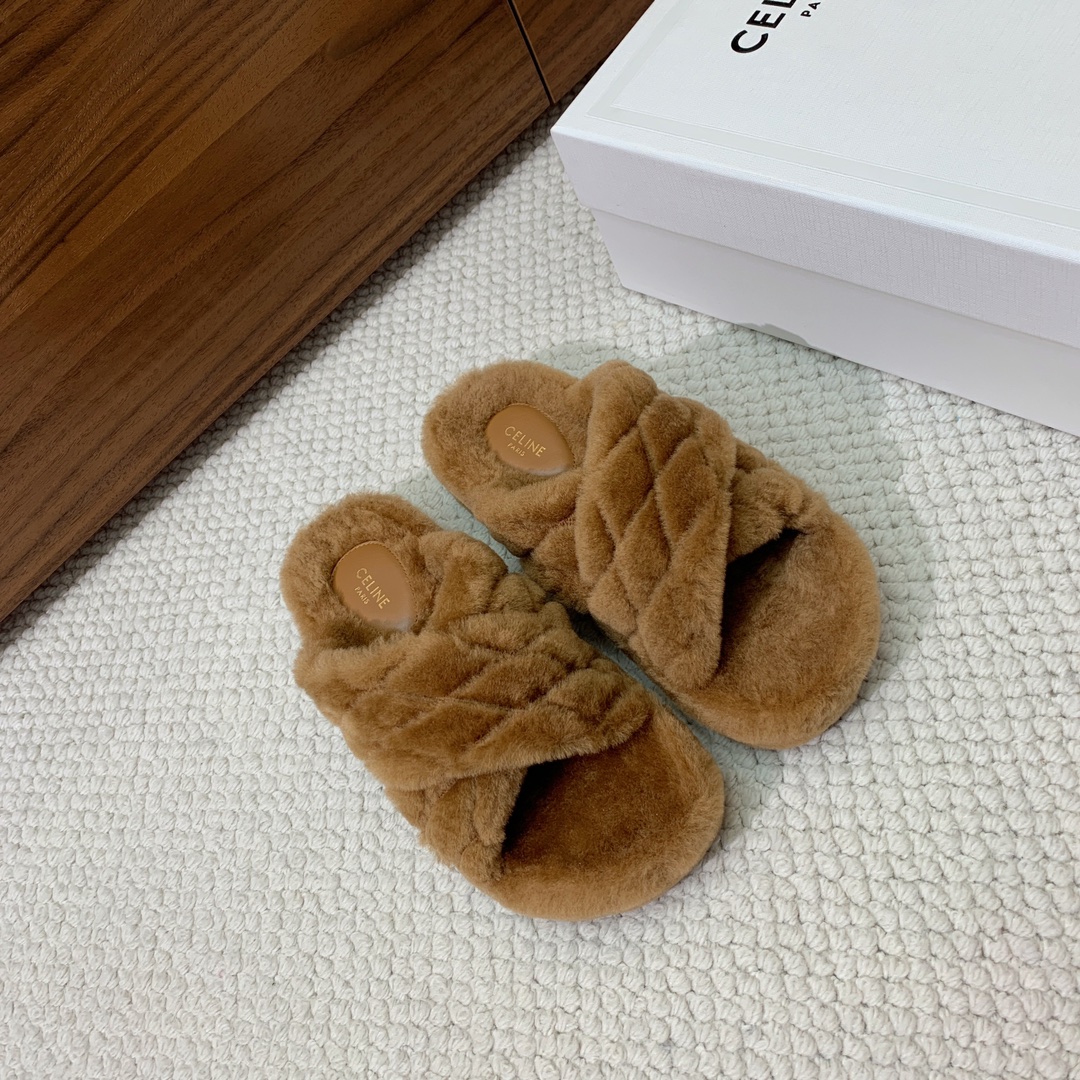 🔸CELI*E🔸羊毛拖鞋。毛茸茸的羊毛是选用欧洲进口A级羊毛，我们做到与原版一致满鞋全部采用纯羊毛，一点