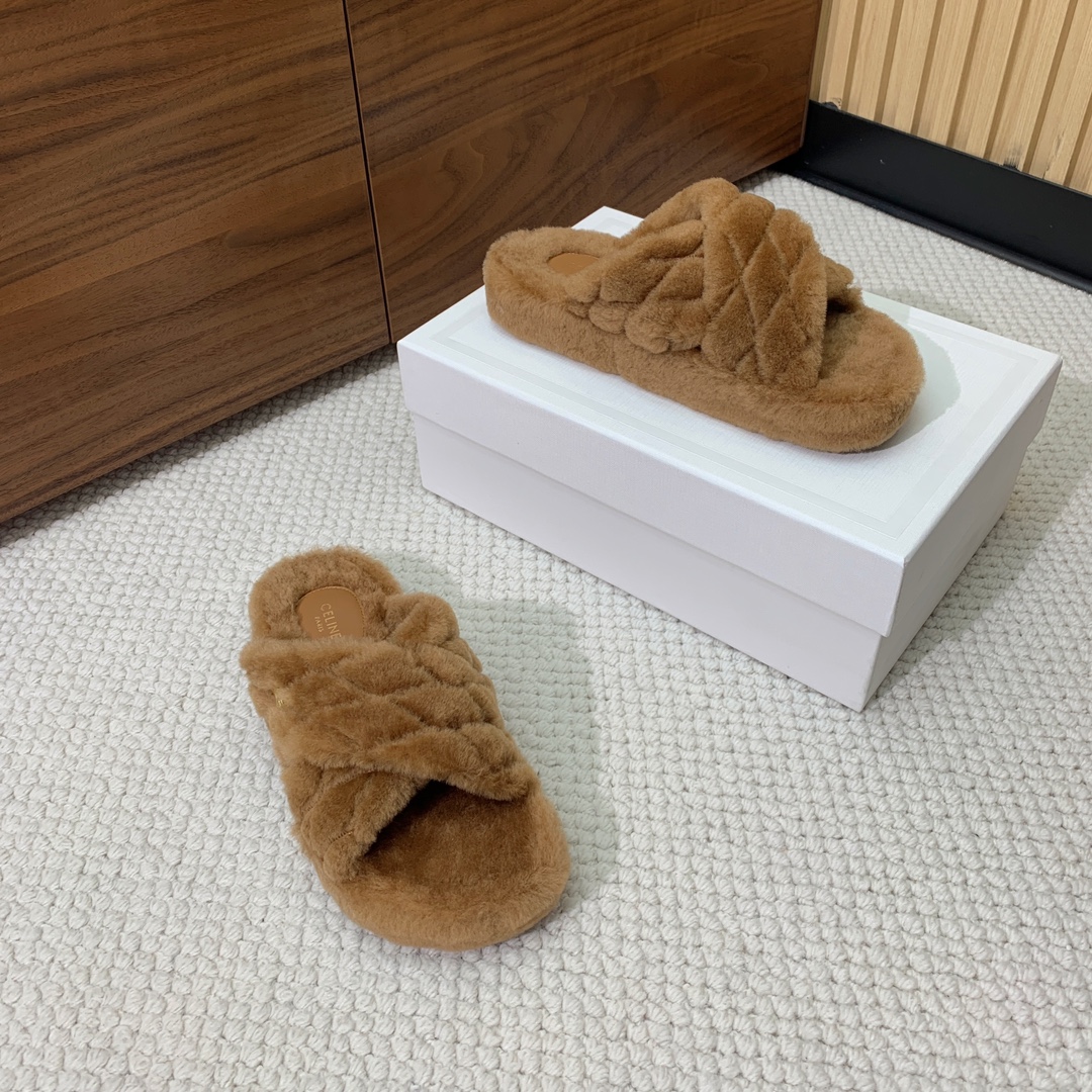 🔸CELI*E🔸羊毛拖鞋。毛茸茸的羊毛是选用欧洲进口A级羊毛，我们做到与原版一致满鞋全部采用纯羊毛，一点