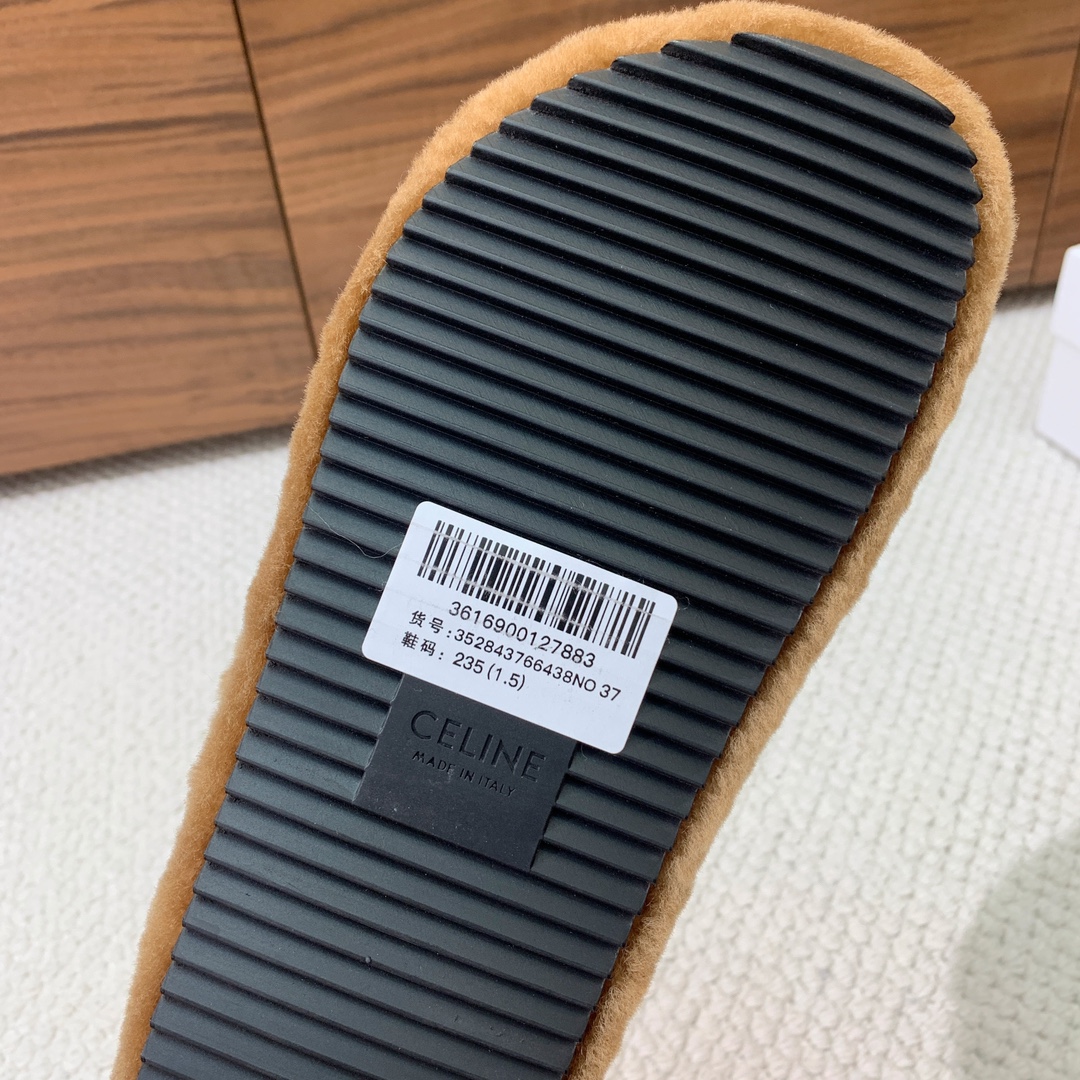 🔸CELI*E🔸羊毛拖鞋。毛茸茸的羊毛是选用欧洲进口A级羊毛，我们做到与原版一致满鞋全部采用纯羊毛，一点