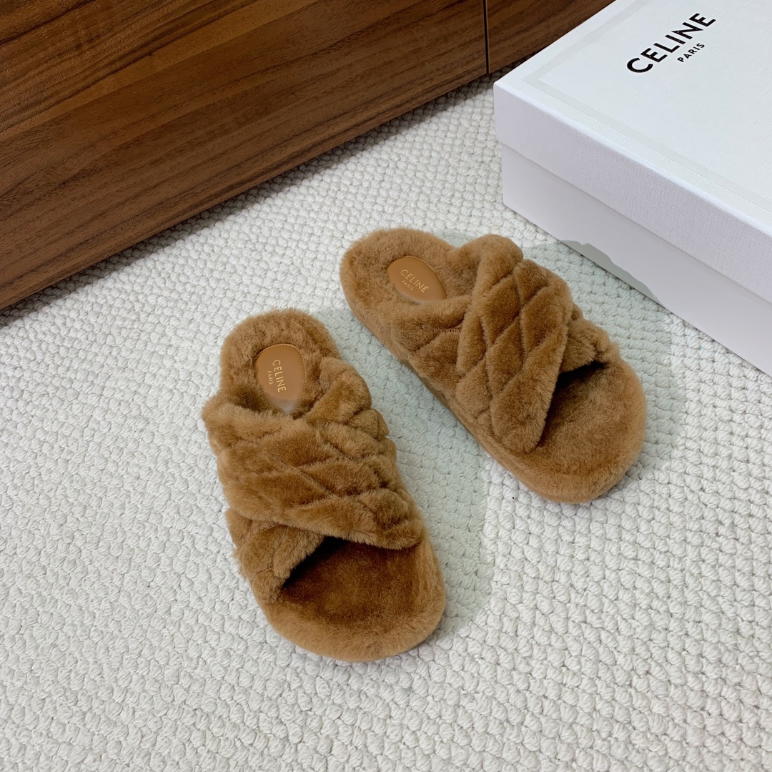 🔸CELI*E🔸羊毛拖鞋。毛茸茸的羊毛是选用欧洲进口A级羊毛，我们做到与原版一致满鞋全部采用纯羊毛，一点