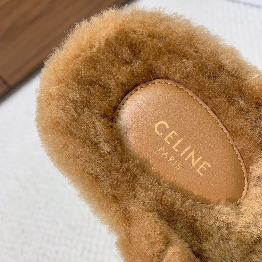 🔸CELI*E🔸羊毛拖鞋。毛茸茸的羊毛是选用欧洲进口A级羊毛，我们做到与原版一致满鞋全部采用纯羊毛，一点