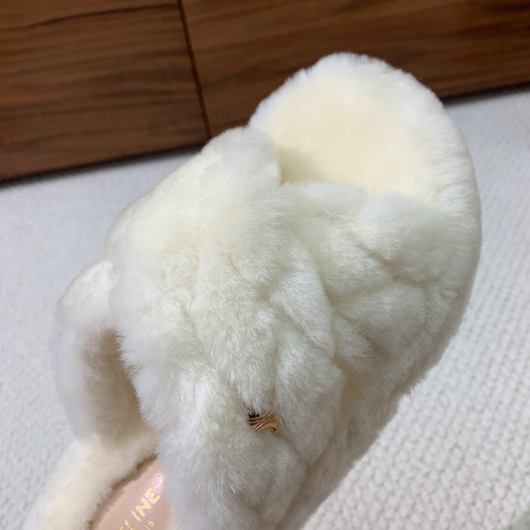 🔸CELI*E🔸羊毛拖鞋。毛茸茸的羊毛是选用欧洲进口A级羊毛，我们做到与原版一致满鞋全部采用纯羊毛，一点