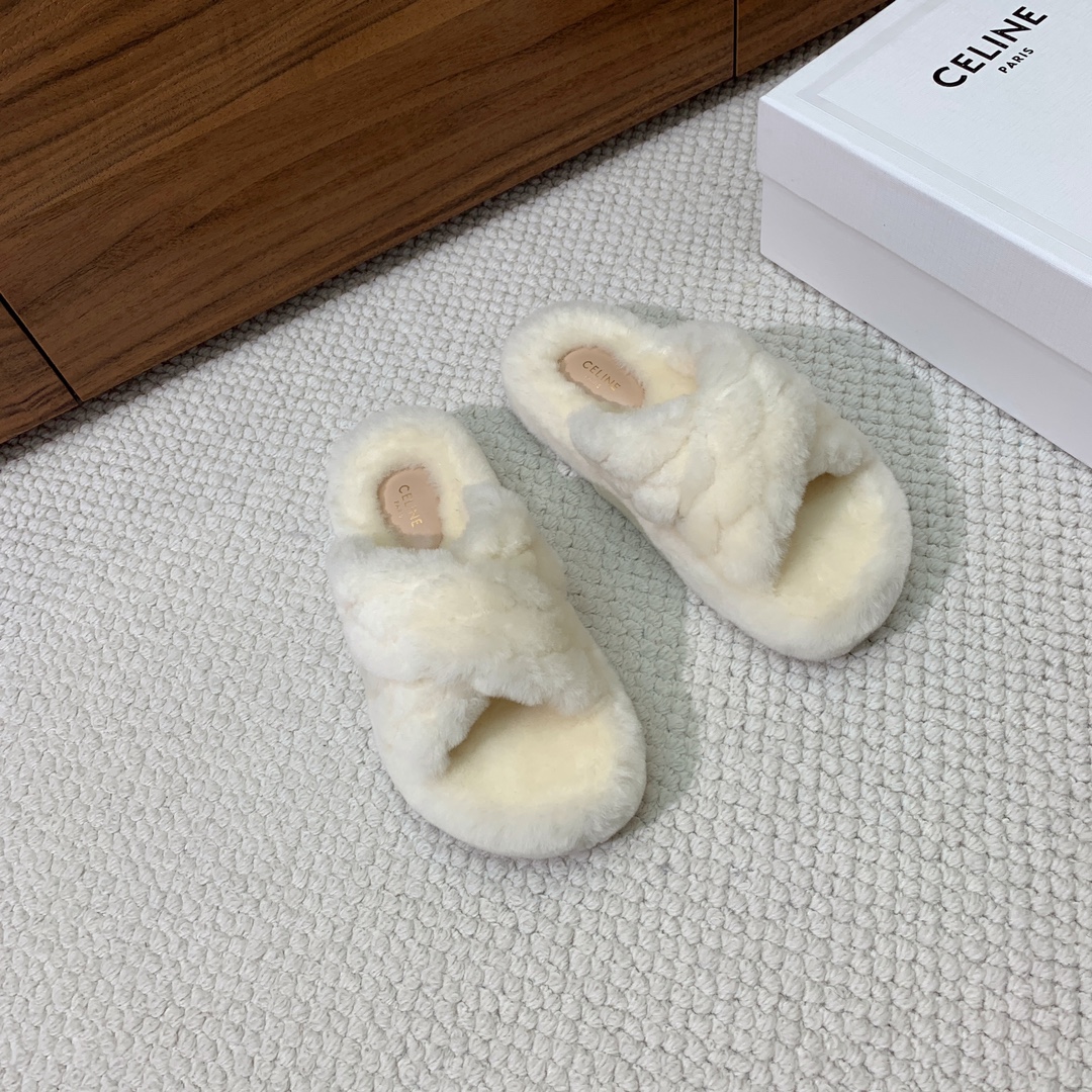 🔸CELI*E🔸羊毛拖鞋。毛茸茸的羊毛是选用欧洲进口A级羊毛，我们做到与原版一致满鞋全部采用纯羊毛，一点