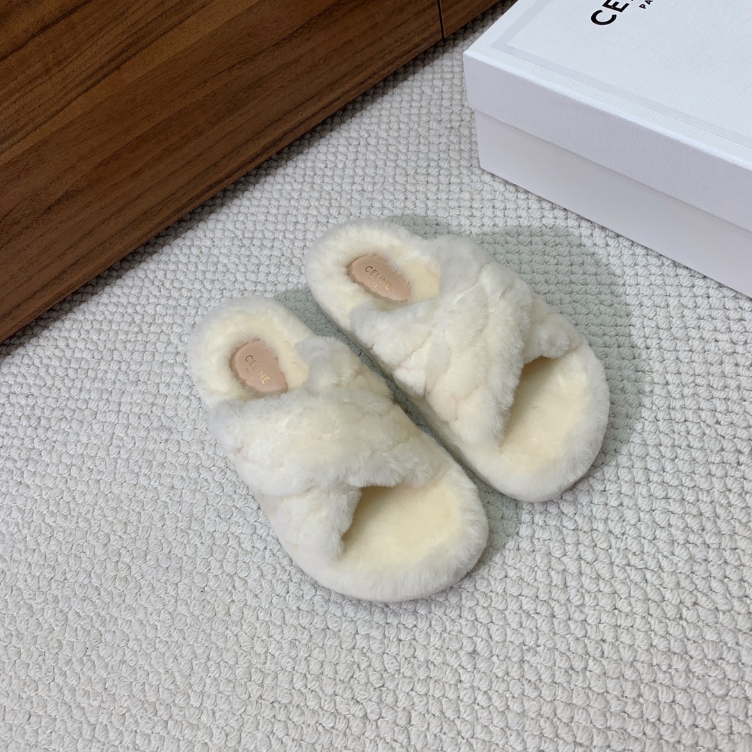 🔸CELI*E🔸羊毛拖鞋。毛茸茸的羊毛是选用欧洲进口A级羊毛，我们做到与原版一致满鞋全部采用纯羊毛，一点