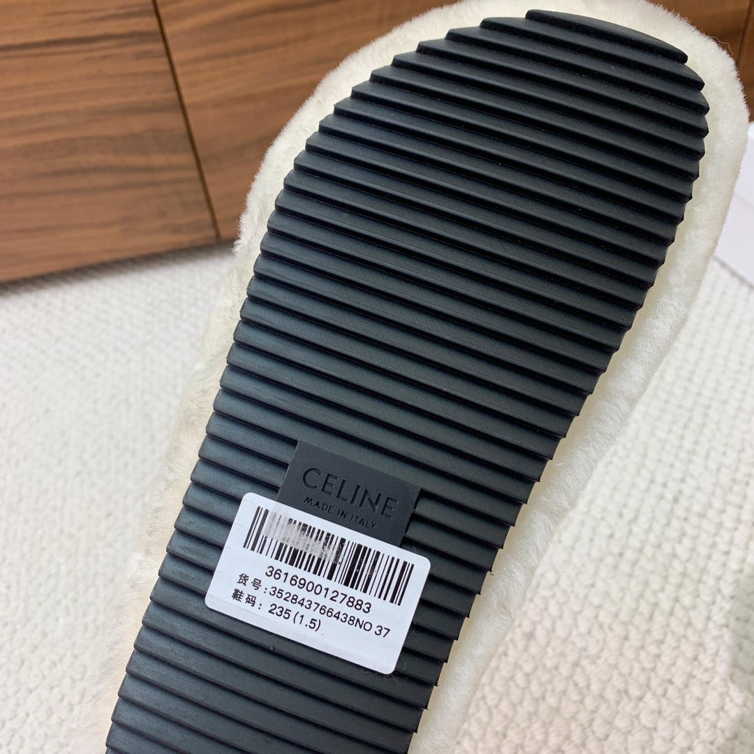 🔸CELI*E🔸羊毛拖鞋。毛茸茸的羊毛是选用欧洲进口A级羊毛，我们做到与原版一致满鞋全部采用纯羊毛，一点