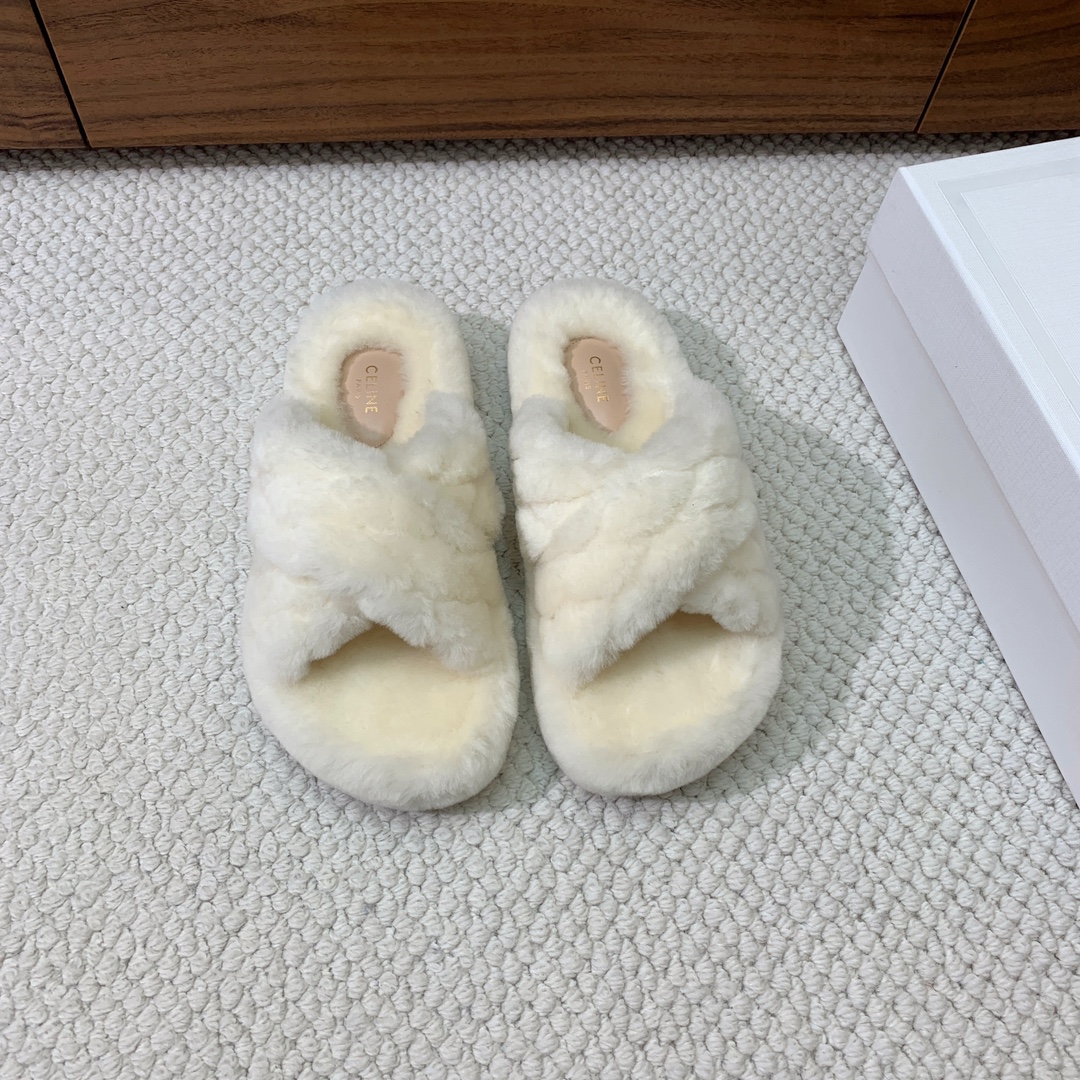 🔸CELI*E🔸羊毛拖鞋。毛茸茸的羊毛是选用欧洲进口A级羊毛，我们做到与原版一致满鞋全部采用纯羊毛，一点