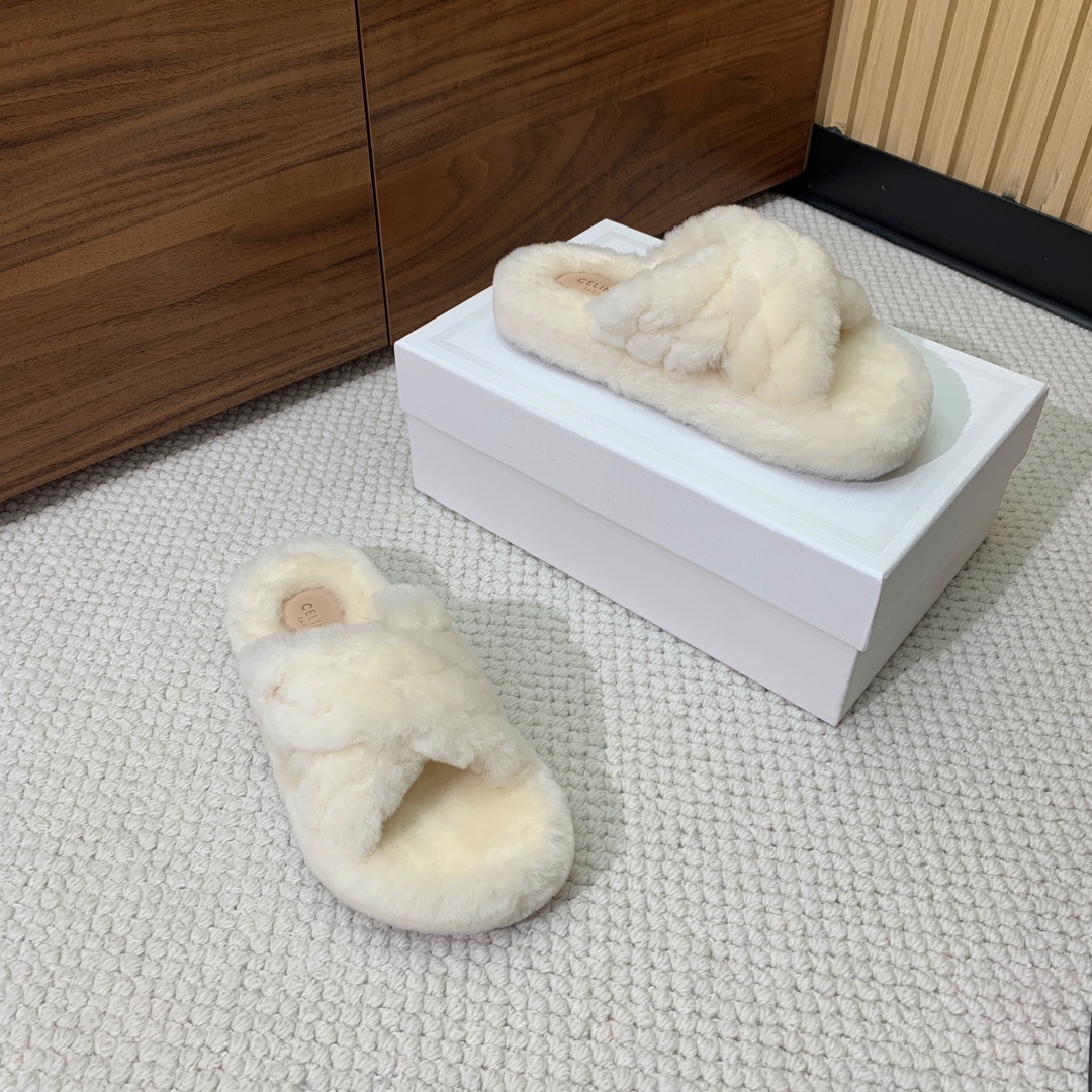 🔸CELI*E🔸羊毛拖鞋。毛茸茸的羊毛是选用欧洲进口A级羊毛，我们做到与原版一致满鞋全部采用纯羊毛，一点