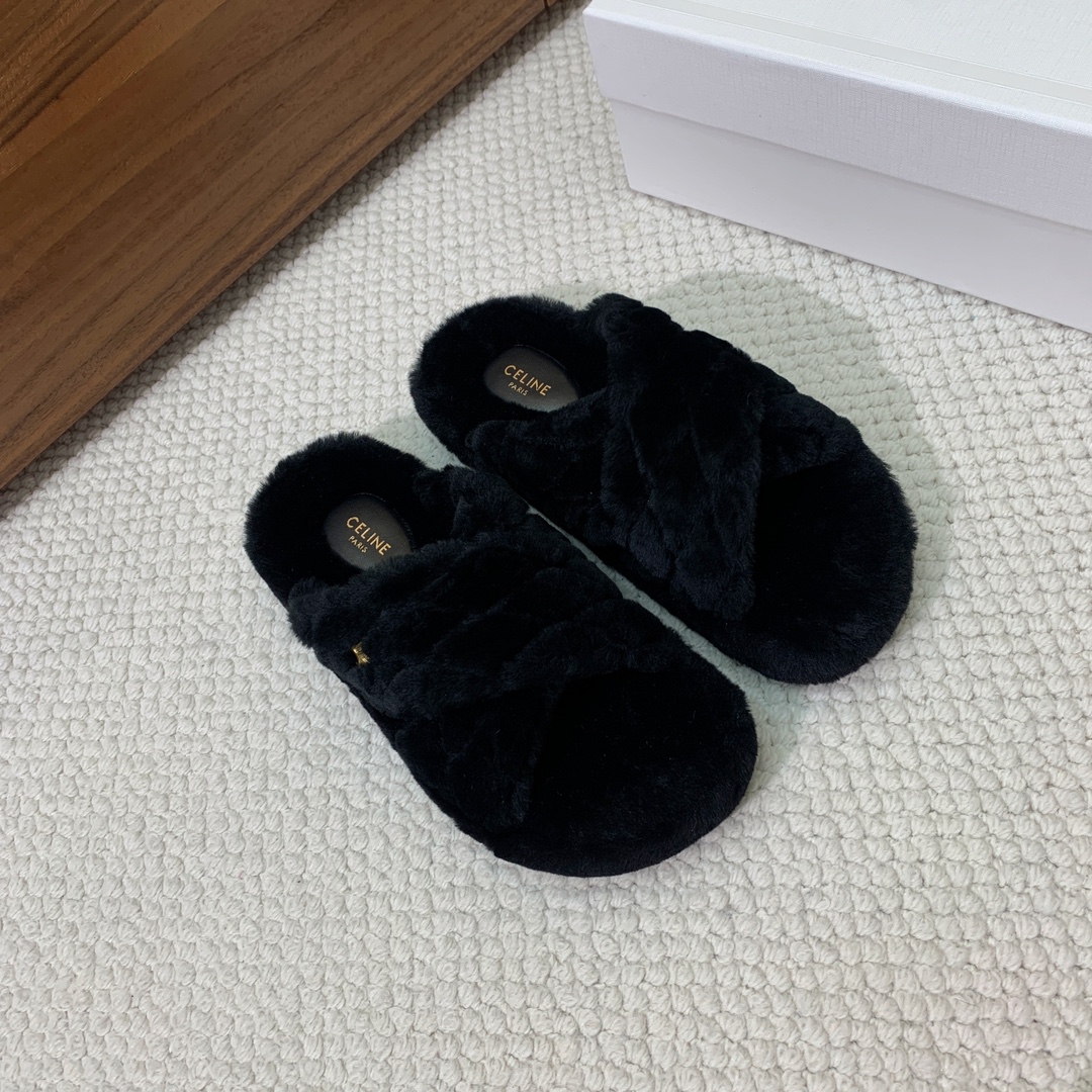 🔸CELI*E🔸羊毛拖鞋。毛茸茸的羊毛是选用欧洲进口A级羊毛，我们做到与原版一致满鞋全部采用纯羊毛，一点