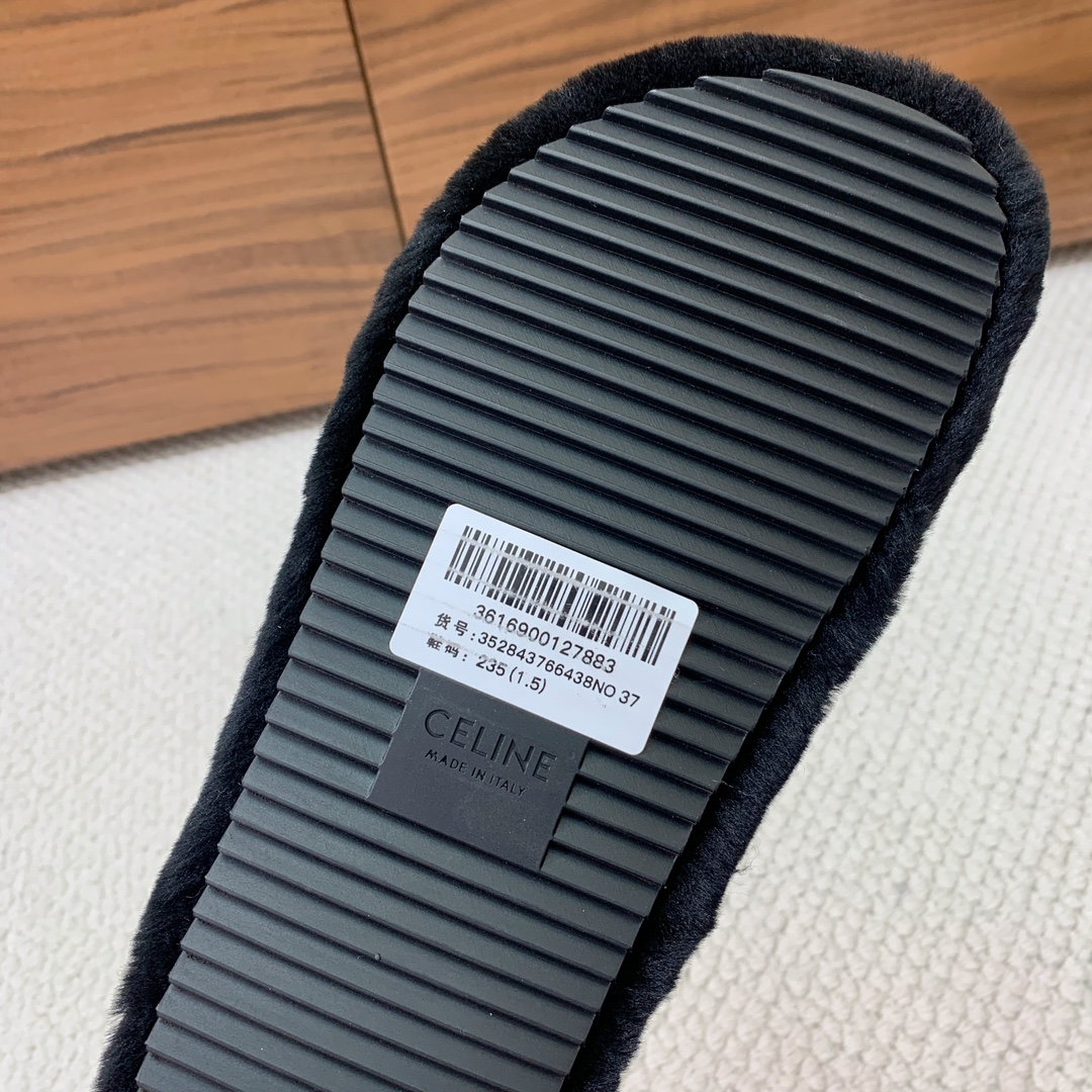 🔸CELI*E🔸羊毛拖鞋。毛茸茸的羊毛是选用欧洲进口A级羊毛，我们做到与原版一致满鞋全部采用纯羊毛，一点