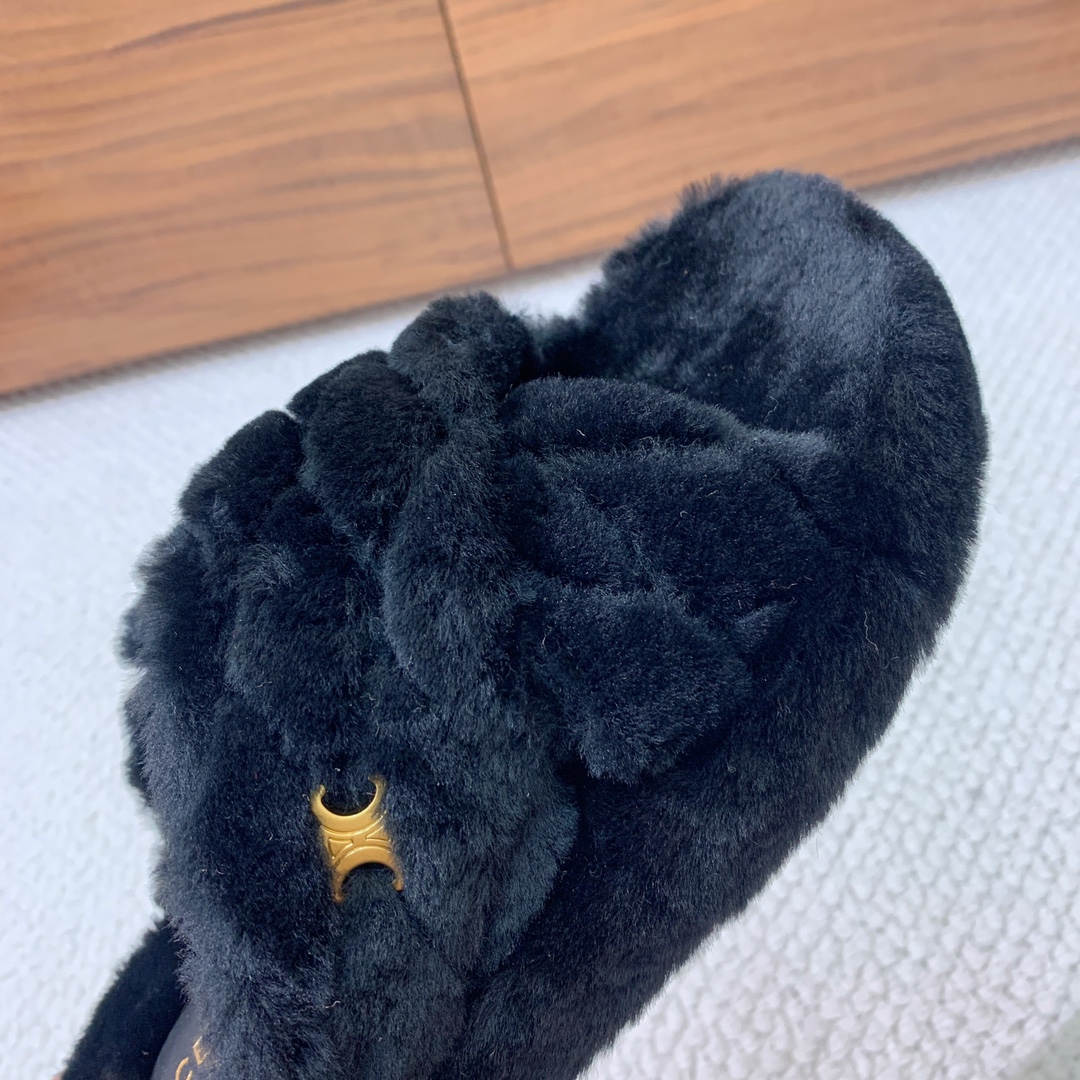 🔸CELI*E🔸羊毛拖鞋。毛茸茸的羊毛是选用欧洲进口A级羊毛，我们做到与原版一致满鞋全部采用纯羊毛，一点