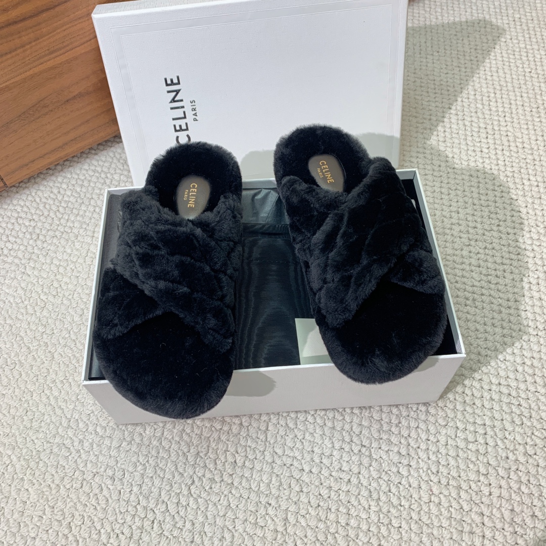 🔸CELI*E🔸羊毛拖鞋。毛茸茸的羊毛是选用欧洲进口A级羊毛，我们做到与原版一致满鞋全部采用纯羊毛，一点