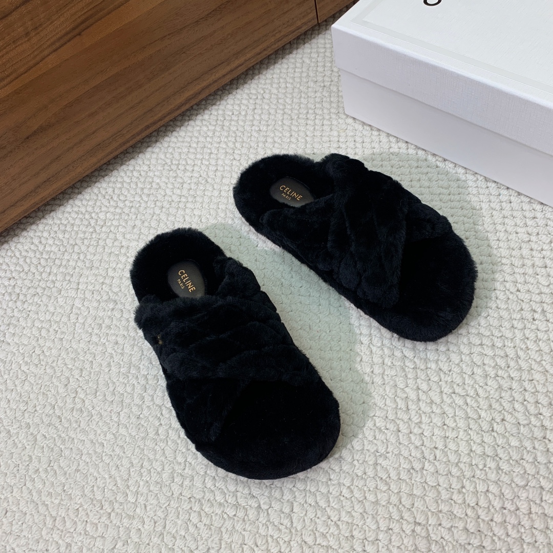 🔸CELI*E🔸羊毛拖鞋。毛茸茸的羊毛是选用欧洲进口A级羊毛，我们做到与原版一致满鞋全部采用纯羊毛，一点